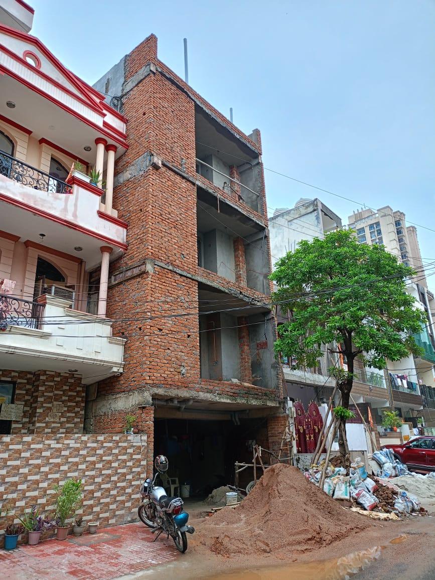 3 BHK INDEPENDENT TOP FLOOR IN NITI KHAND WITH PARKING AND LIFT