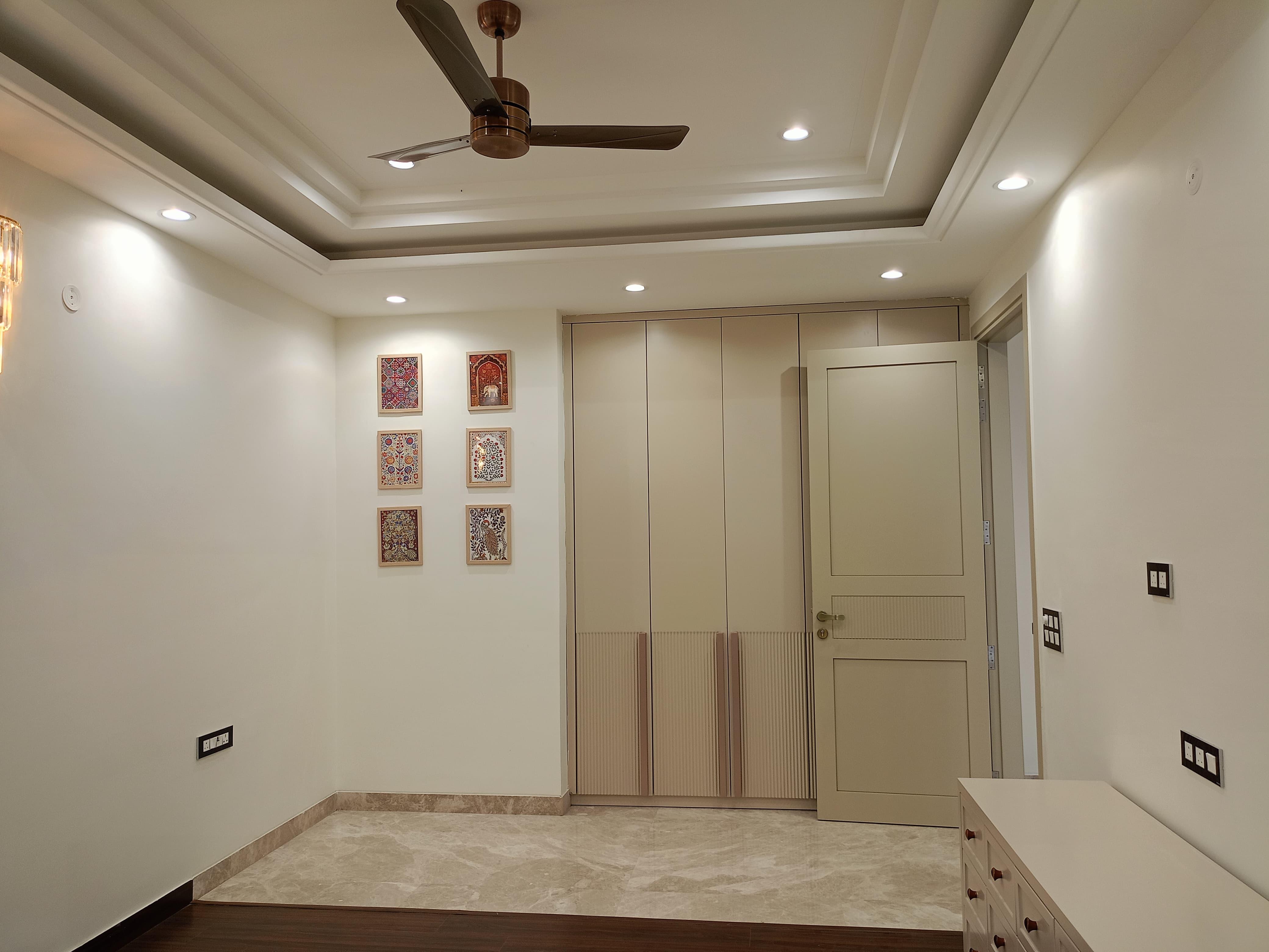 5 BHK SALE PROPERTY IN GYAN KHAND INDIRAPURAM TOP FLOOR